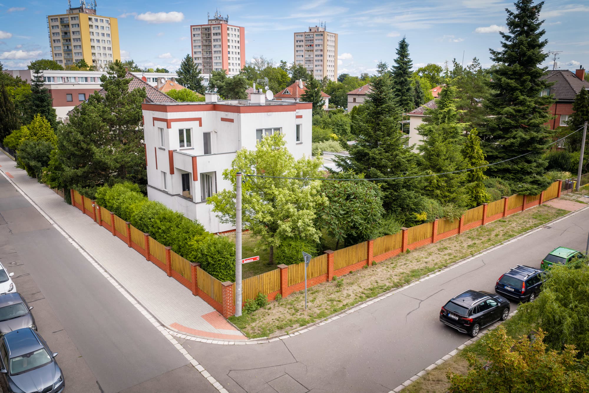 Dronový snímek celého pozemku se zahradou a přilehlými ulicemi.